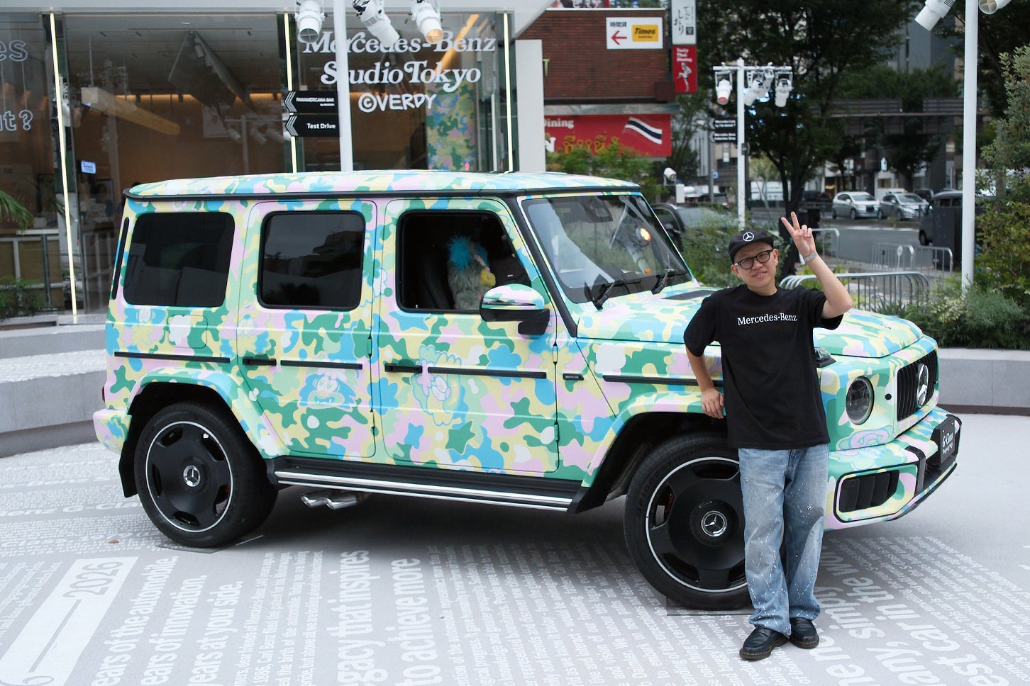 VERDY氏と「Mercedes-Benz STUDIO TOKYO」。表参道交差点に位置するこの空間で、クルマとアート、ファッションを融合したプロジェクトが展開された。