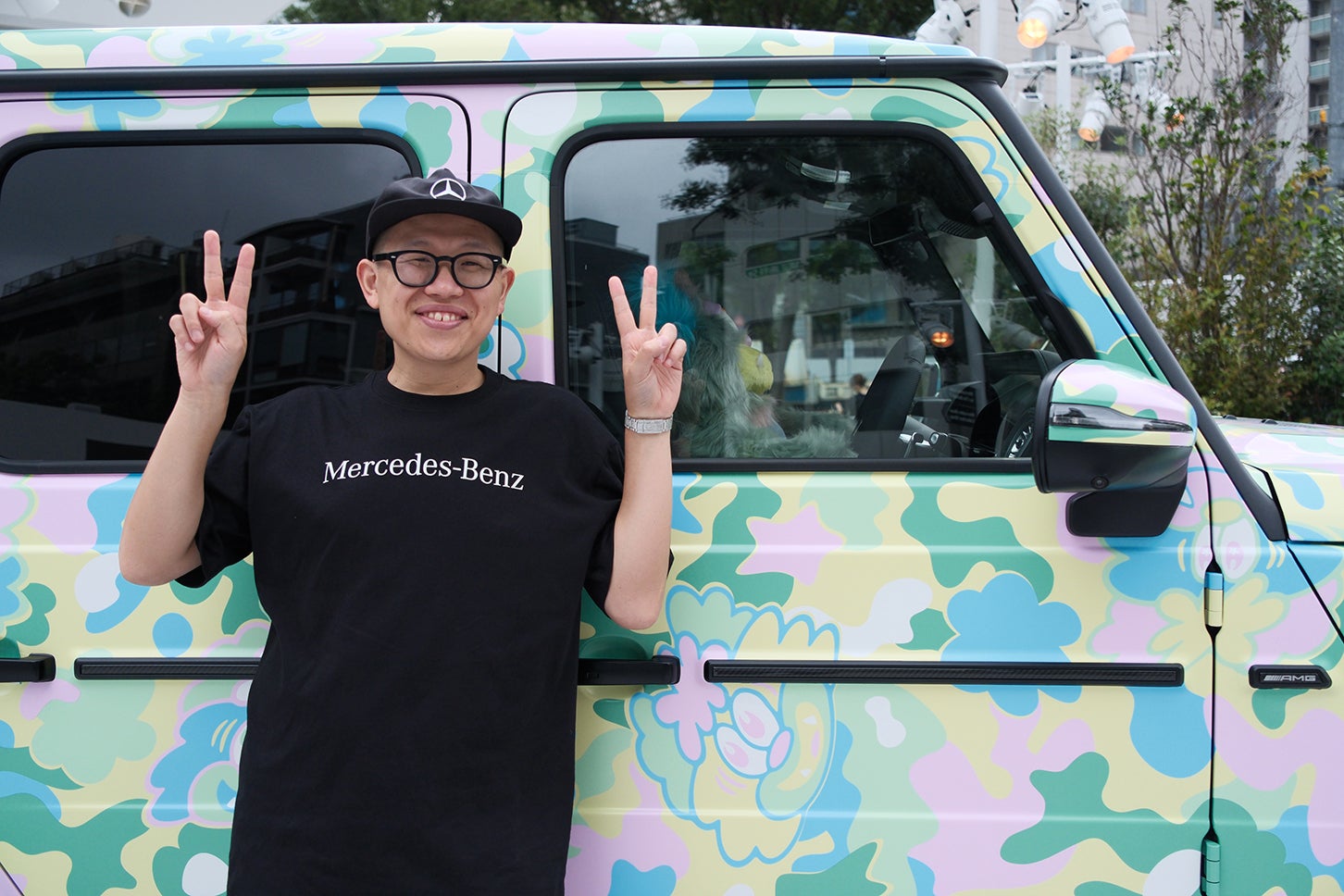 VERDY氏と「Mercedes-Benz STUDIO TOKYO」。表参道交差点に位置するこの空間で、クルマとアート、ファッションを融合したプロジェクトが展開された。