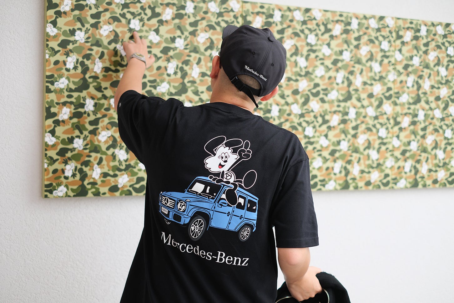 今回のアート作品について説明するVERDY氏。カモフラージュ柄を選んだ理由や、デザインへのこだわりを語ってくれた。