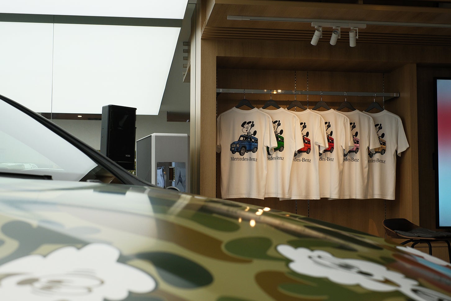 カプセルコレクション「VERDY meets Mercedes-Benz STUDIO TOKYO」では、VERDY氏がデザインしたグラフィックをTシャツなどに展開。