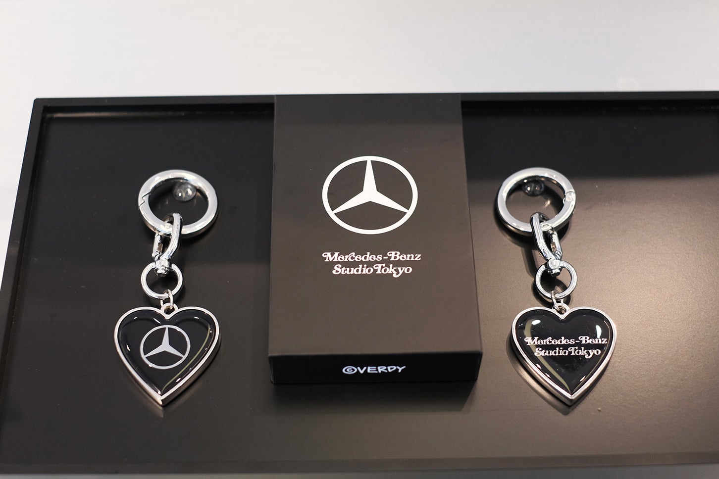 表参道のポップアップ「Mercedes-Benz STUDIO TOKYO」では、VERDY氏がデザインしたTシャツなどを含むカプセルコレクション「VERDY meets Mercedes-Benz STUDIO TOKYO」を販売中。