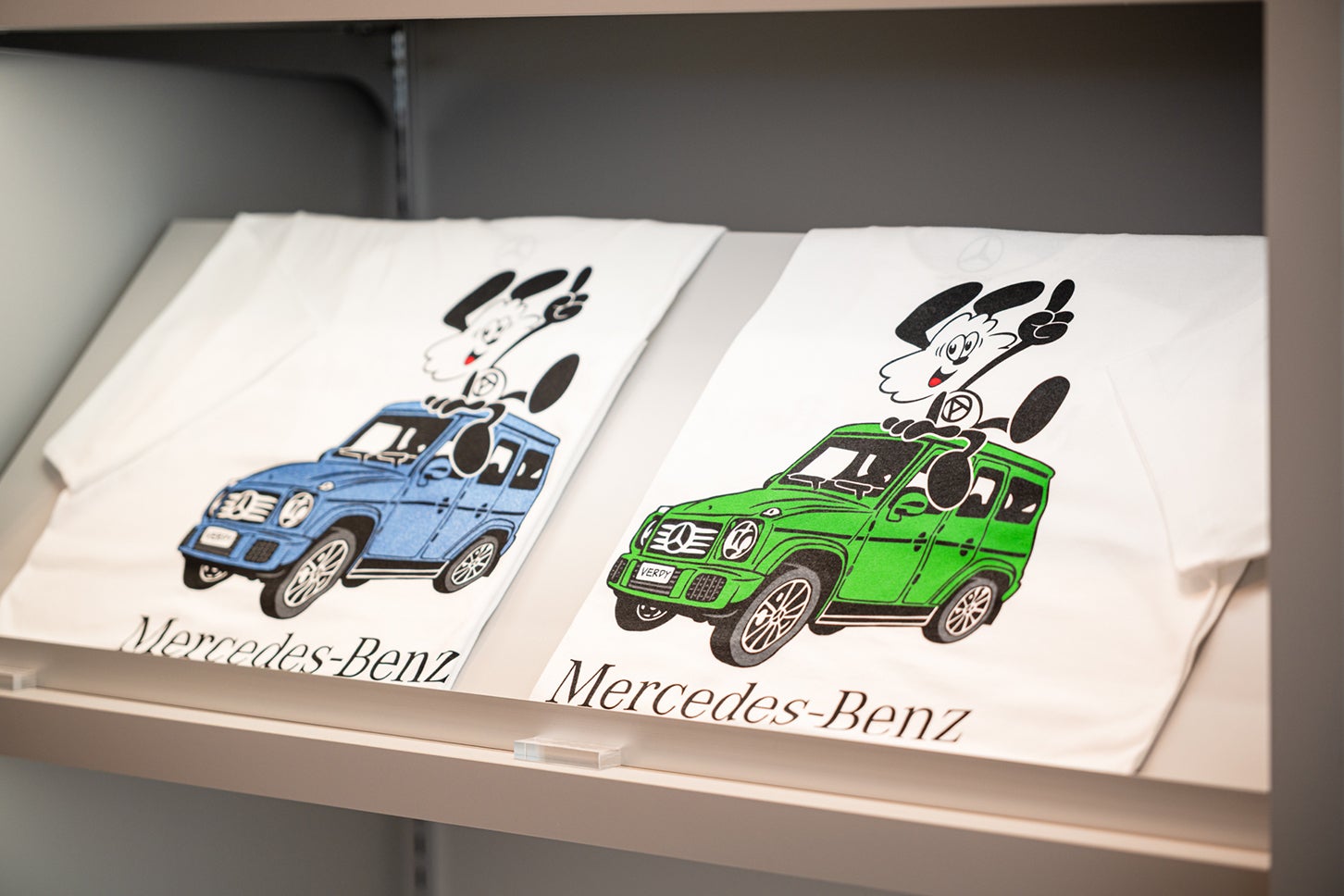 表参道のポップアップ「Mercedes-Benz STUDIO TOKYO」では、VERDY氏がデザインしたTシャツなどを含むカプセルコレクション「VERDY meets Mercedes-Benz STUDIO TOKYO」を販売中。