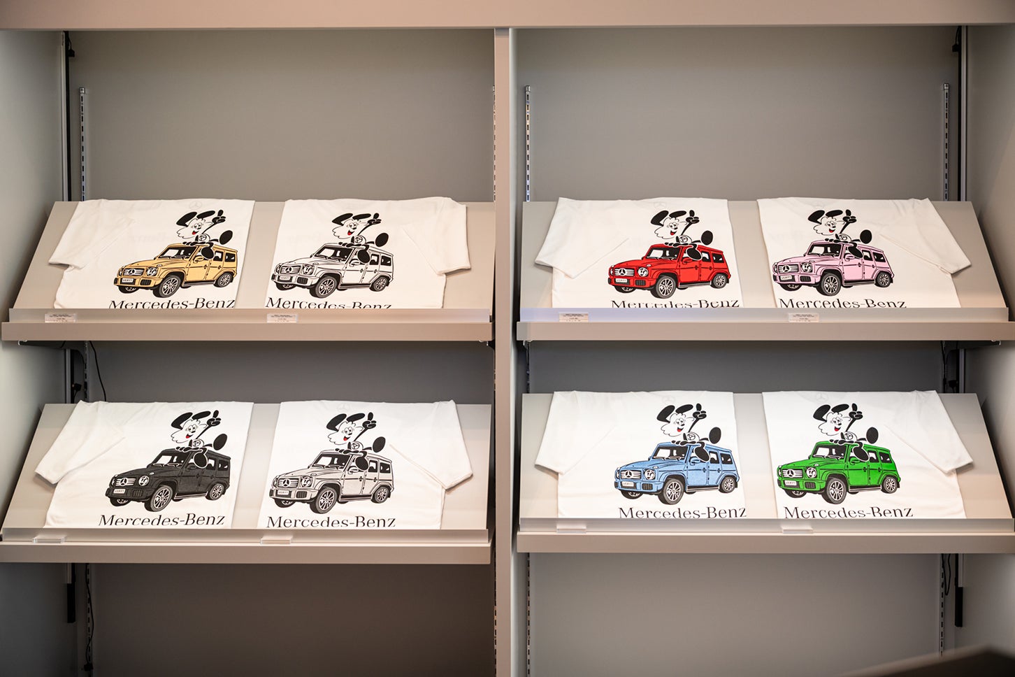 表参道のポップアップ「Mercedes-Benz STUDIO TOKYO」では、VERDY氏がデザインしたTシャツなどを含むカプセルコレクション「VERDY meets Mercedes-Benz STUDIO TOKYO」を販売中。