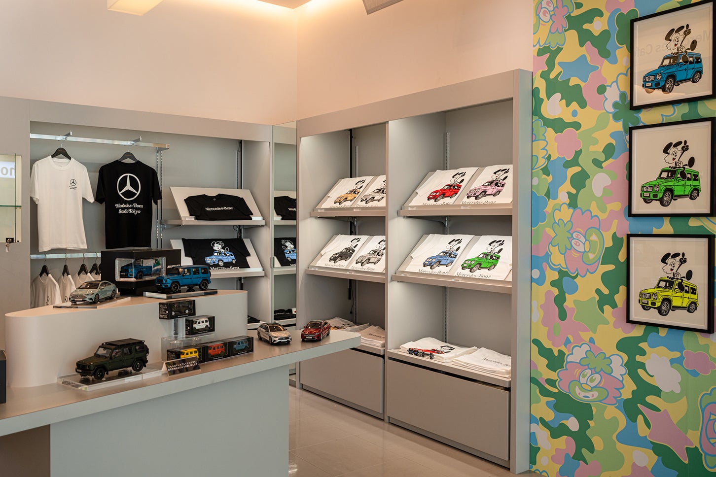 表参道のポップアップ「Mercedes-Benz STUDIO TOKYO」では、VERDY氏がデザインしたTシャツなどを含むカプセルコレクション「VERDY meets Mercedes-Benz STUDIO TOKYO」を販売中。