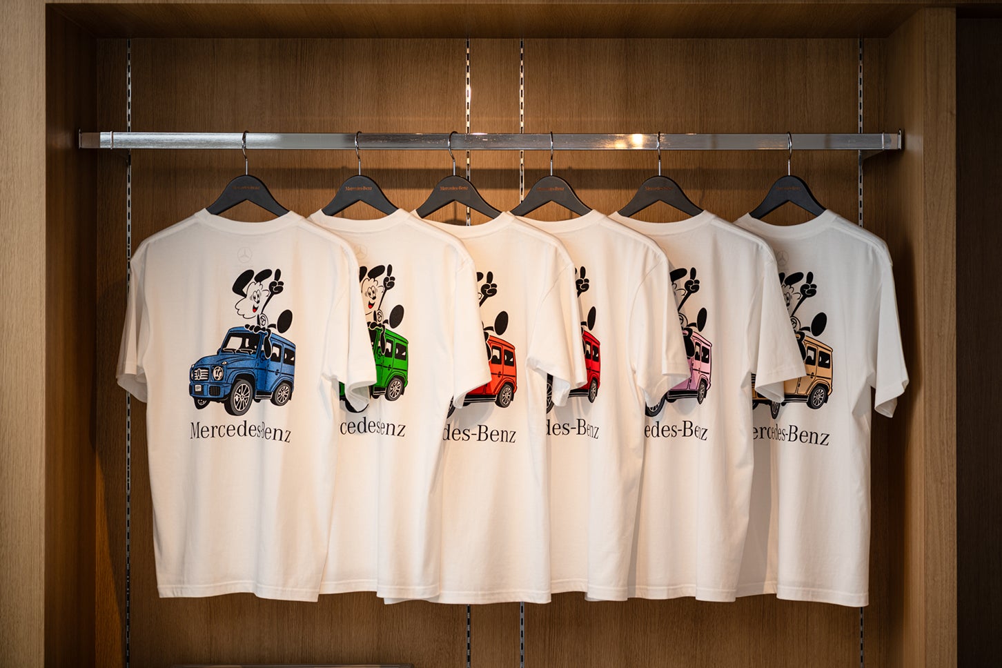 表参道のポップアップ「Mercedes-Benz STUDIO TOKYO」では、VERDY氏がデザインしたTシャツなどを含むカプセルコレクション「VERDY meets Mercedes-Benz STUDIO TOKYO」を販売中。