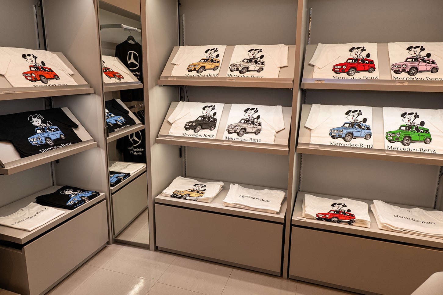 表参道のポップアップ「Mercedes-Benz STUDIO TOKYO」では、VERDY氏がデザインしたTシャツなどを含むカプセルコレクション「VERDY meets Mercedes-Benz STUDIO TOKYO」を販売中。