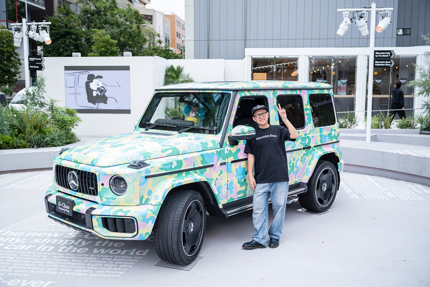 VERDY氏と「Mercedes-Benz STUDIO TOKYO」。表参道交差点に位置するこの空間で、クルマとアート、ファッションを融合したプロジェクトが展開された。