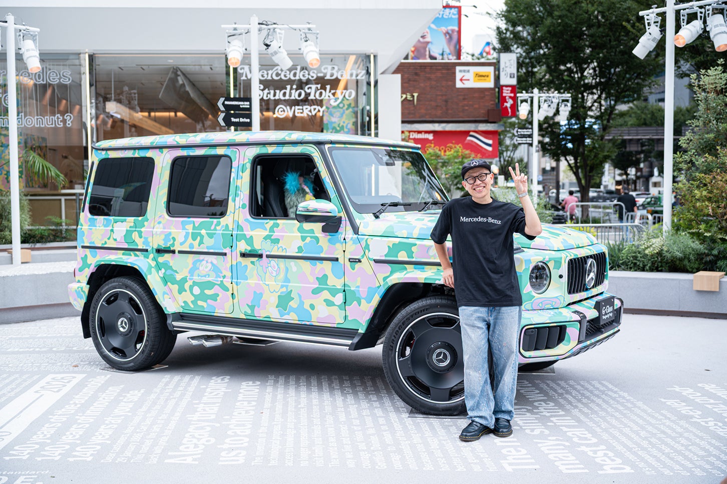 VERDY氏と「Mercedes-Benz STUDIO TOKYO」。表参道交差点に位置するこの空間で、クルマとアート、ファッションを融合したプロジェクトが展開された。