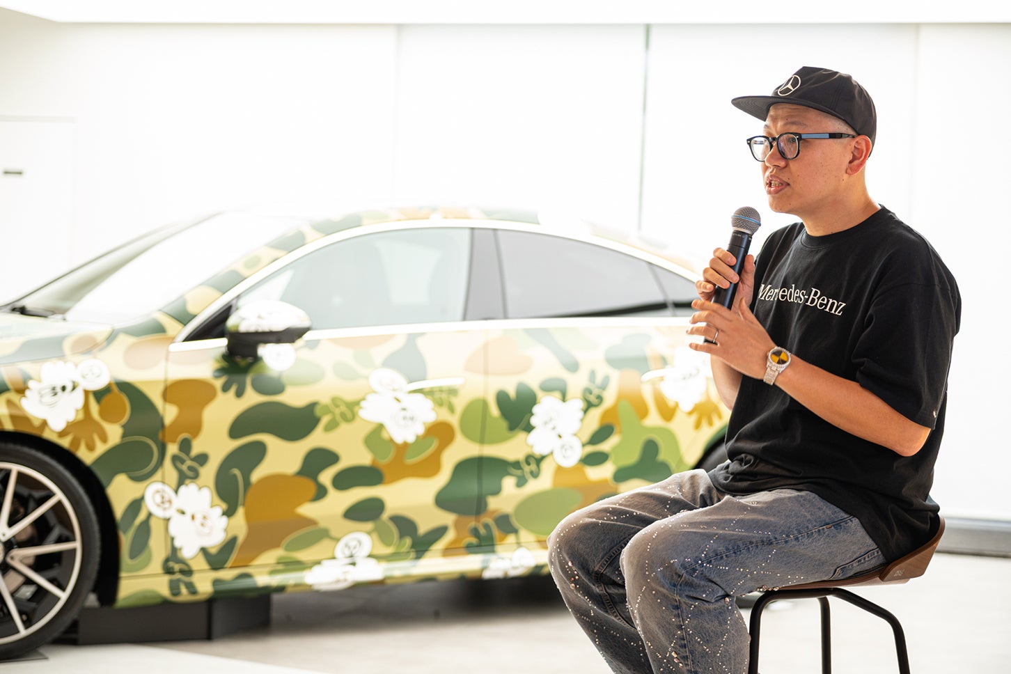 発表会では、VERDY氏本人が今回のアートカーについて説明。カモフラージュ柄を選んだ理由や、デザインへのこだわりを語った。
