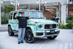 VERDY氏と「Mercedes-Benz STUDIO TOKYO」。表参道交差点に位置するこの空間で、クルマとアート、ファッションを融合したプロジェクトが展開された。