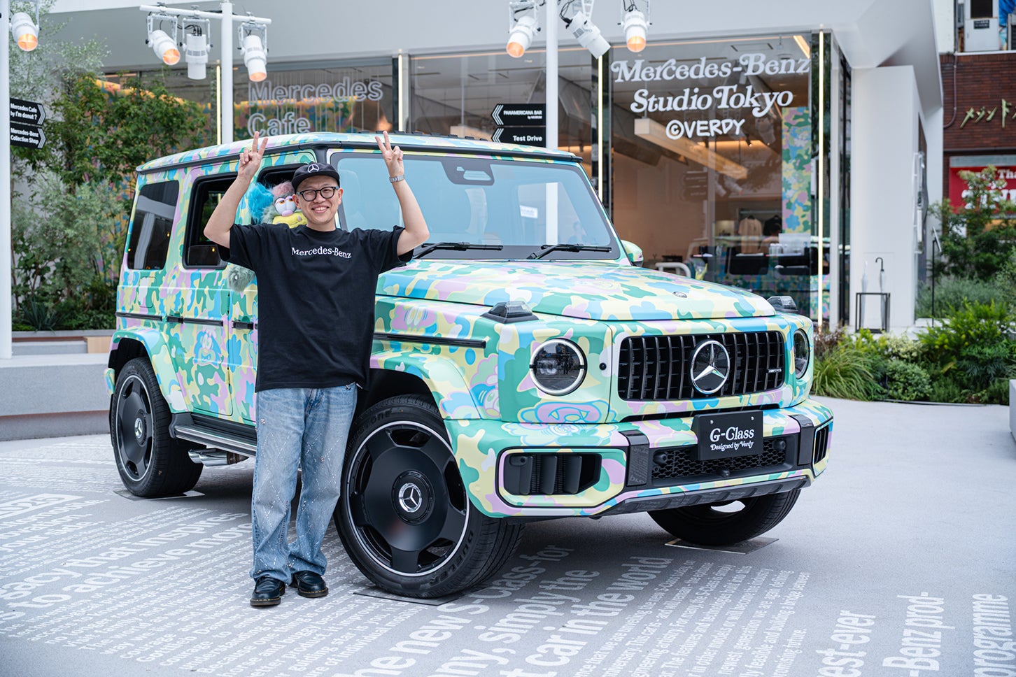 VERDY氏と「Mercedes-Benz STUDIO TOKYO」。表参道交差点に位置するこの空間で、クルマとアート、ファッションを融合したプロジェクトが展開された。