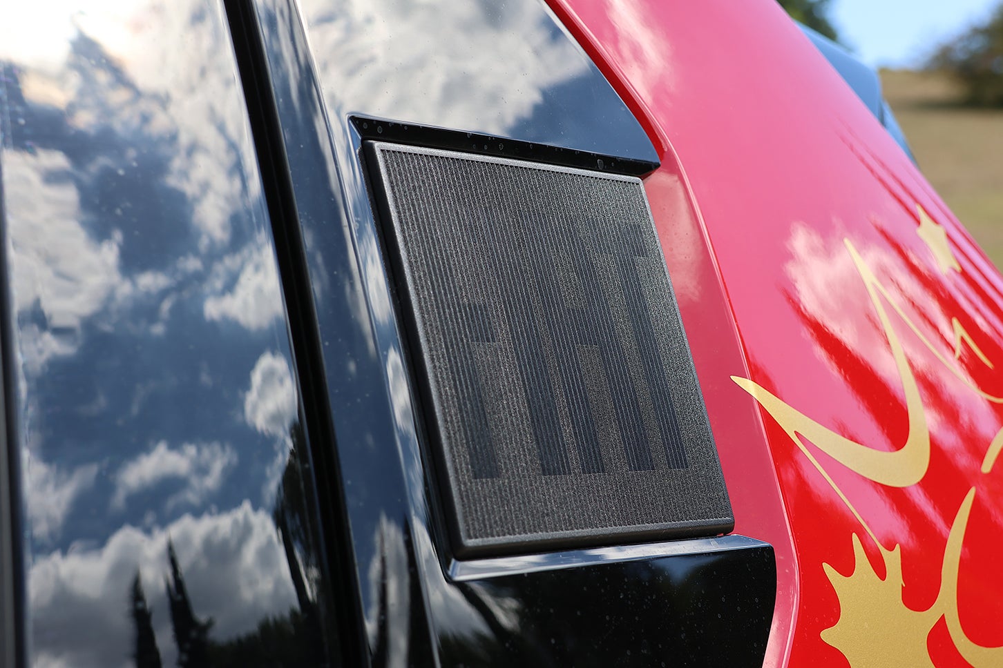 後部ドアのFIATロゴは見る角度によって浮き上がる。