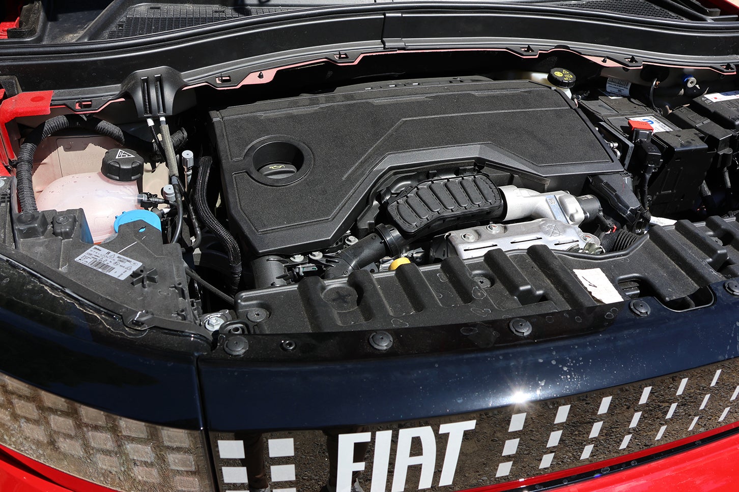 3気筒1199ccターボの最大トルクは205Nm。カタログ上の最高速は160km/hで、WLTP混合モード100kmあたり燃費は5.7〜5.6リットル(約17.5〜17.8km/リットル)である。