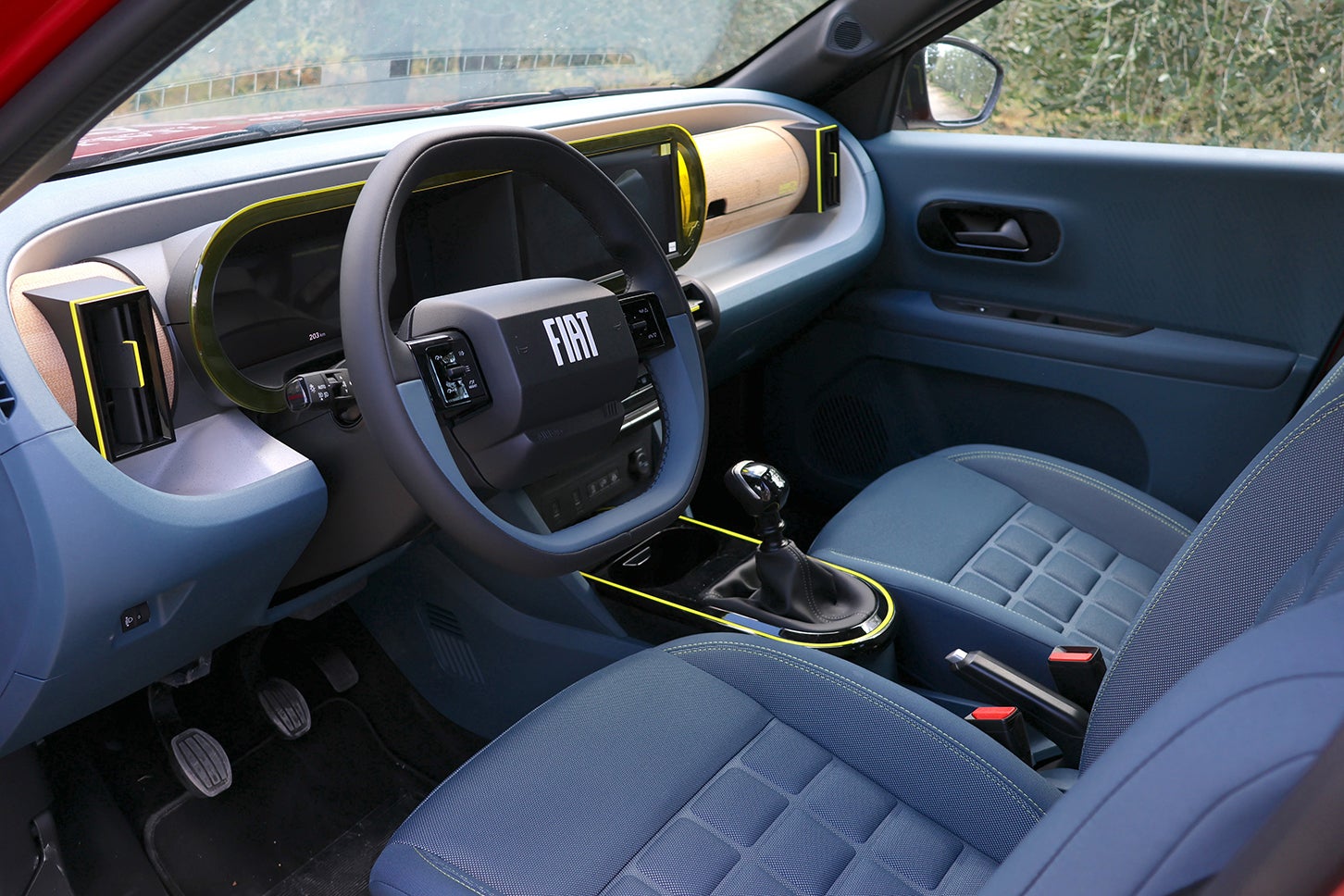 センターディスプレイ(注:試乗車のため、保護シールは剥がされていない)は10.25インチ。ラ・プリマ仕様にはナビとオートエアコンが標準装備される。