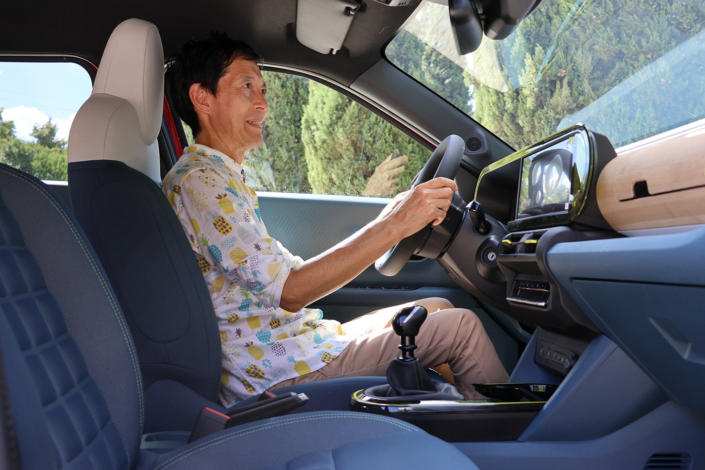運転姿勢は自然。室内に閉所感は無い。