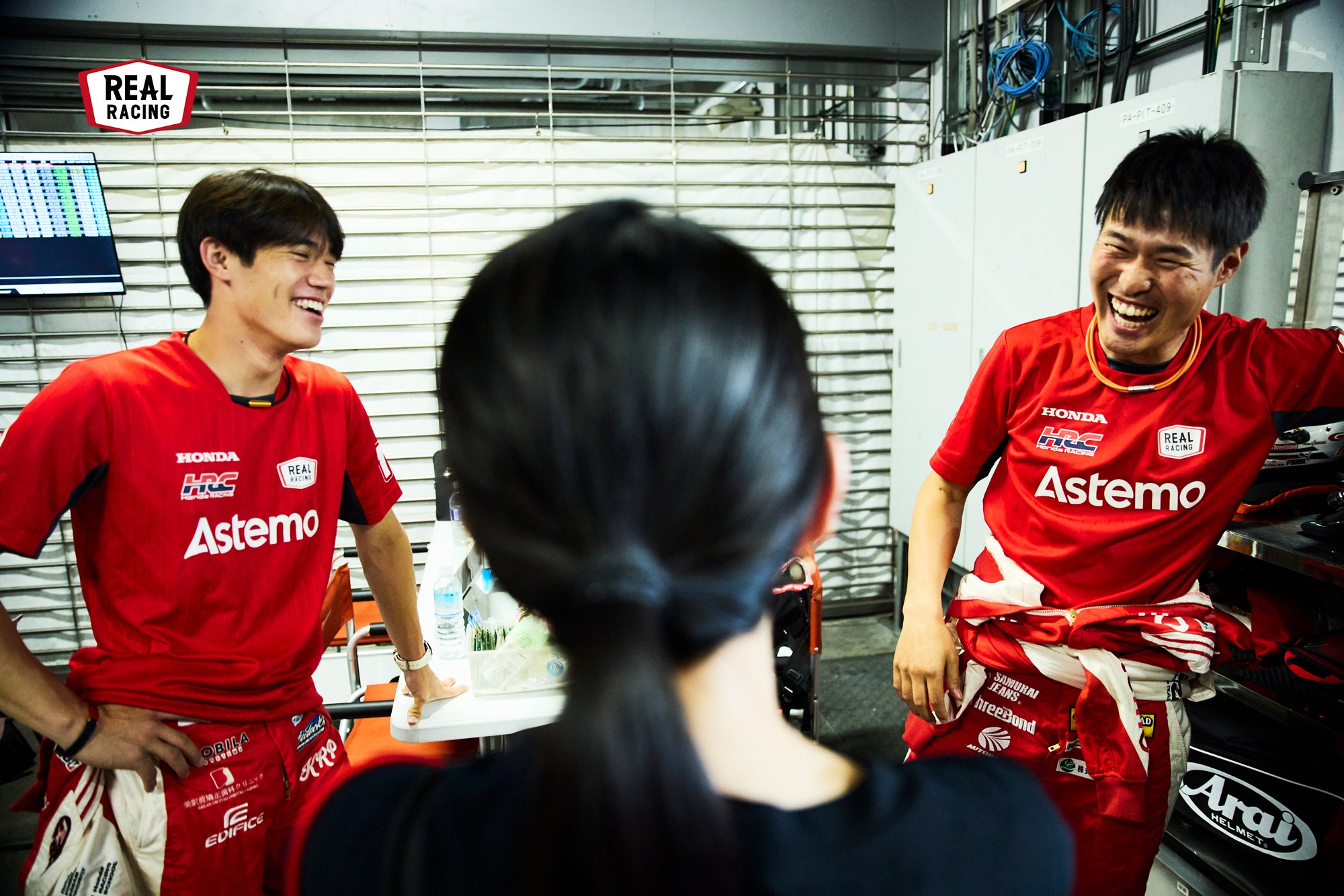 公式練習でトップタイムを記録し、2人のドライバーの表情にも笑顔がこぼれるピット。マシーンの着実な進化を直に感じている彼らだからこそわかる感触があるのだ。