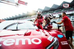 ピットイン時はタイヤ交換だけでなく、ドライバーの交代もレースを左右する重要なファクターになる。シーズンも中盤になり、2人のドライバーの息も確実に合ってきている。