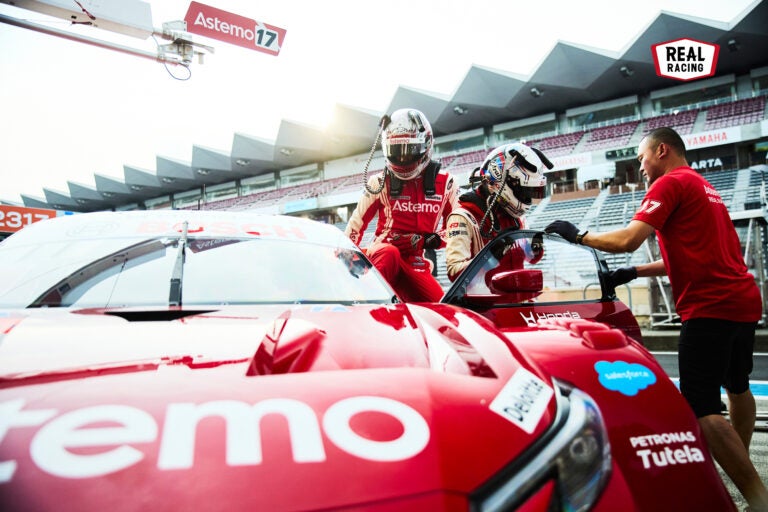 ピットイン時はタイヤ交換だけでなく、ドライバーの交代もレースを左右する重要なファクターになる。シーズンも中盤になり、2人のドライバーの息も確実に合ってきている。