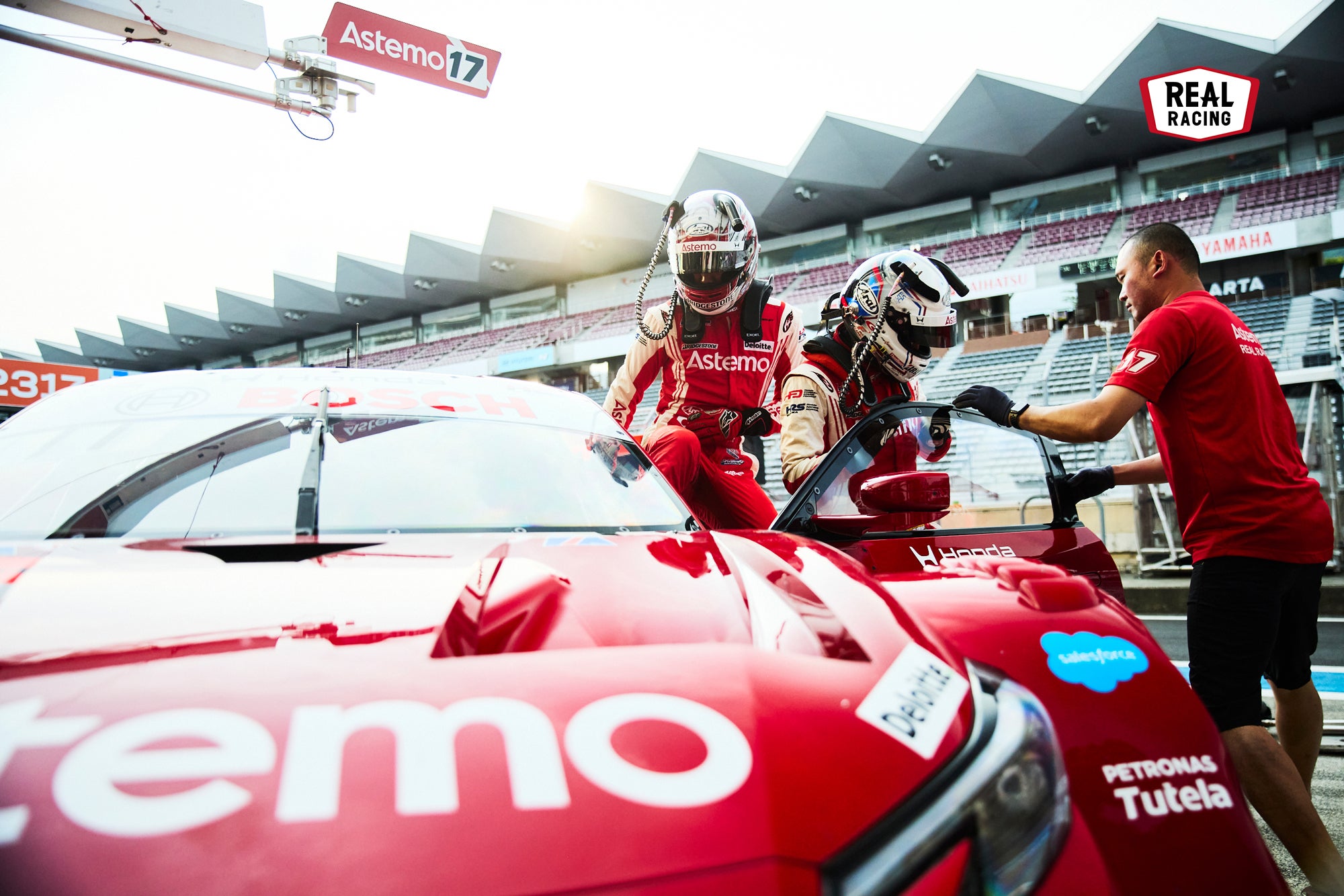 ピットイン時はタイヤ交換だけでなく、ドライバーの交代もレースを左右する重要なファクターになる。シーズンも中盤になり、2人のドライバーの息も確実に合ってきている。