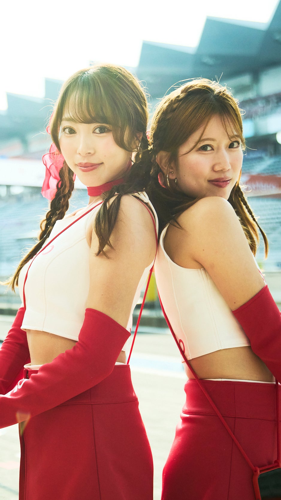 今シーズンのAstemo REAL RACINGでAstemoアンバサダーを務める2人、亀澤杏菜さん（左）と桜庭かよさん（右）。ピットウォークやスターティンググリッドなどで、日本のトップカテゴリーであるスーパーGTらしい華やかな雰囲気を振りまいている。