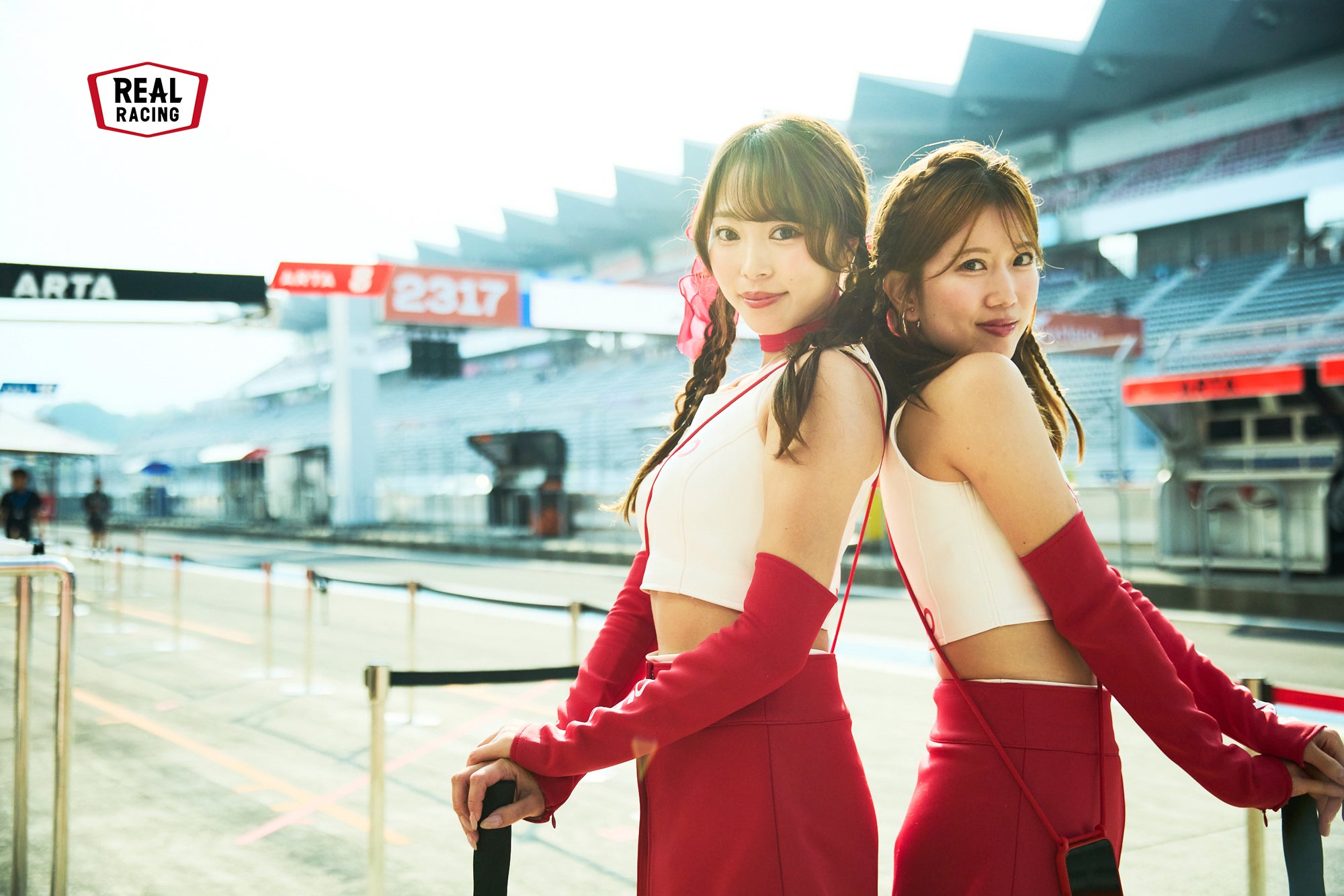 今シーズンのAstemo REAL RACINGでAstemoアンバサダーを務める2人、亀澤杏菜さん（左）と桜庭かよさん（右）。ピットウォークやスターティンググリッドなどで、日本のトップカテゴリーであるスーパーGTらしい華やかな雰囲気を振りまいている。