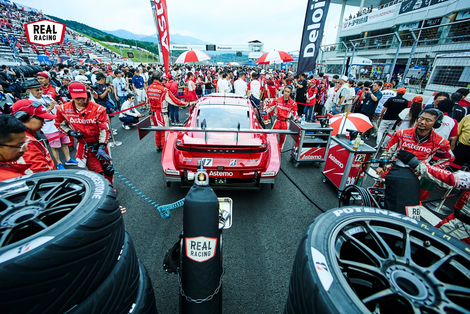 今回のレースはスタート前になって通り雨が降ったため、スタート直前までタイヤ選択にチームは頭を悩ませた。手前にあるタイヤはウェットタイヤで、すぐに交換できるよう準備が整っていた。