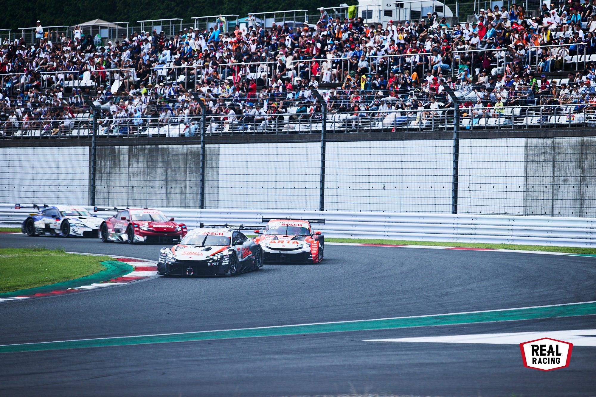10周目に再開したレース。その1コーナーでは、予選で1-2-3を獲得したHRCプレリュード勢がレースを引っ張る。#17はレース後半に#38と順位を争い、5位でフィニッシュした。