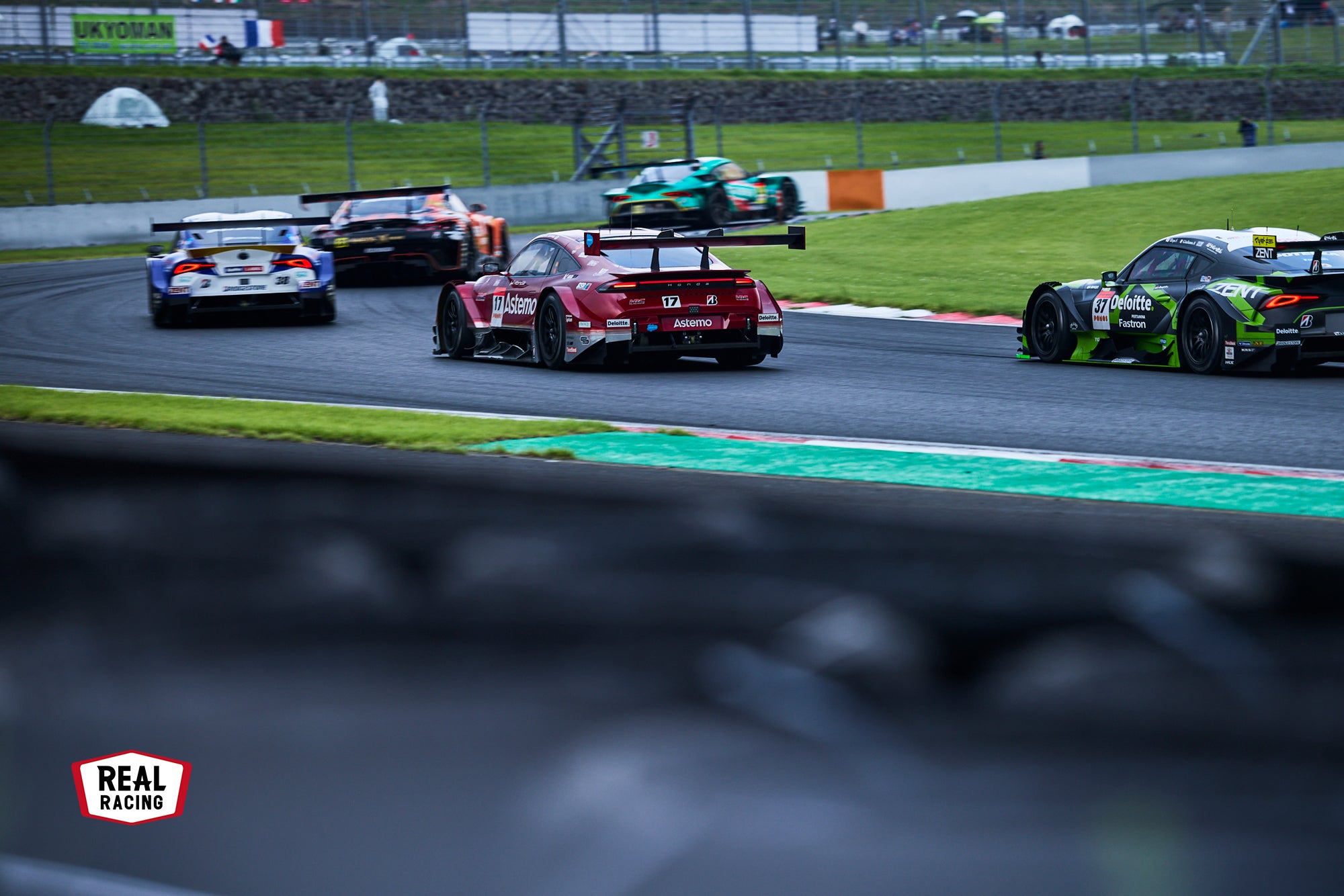 決勝レースではGRスープラ勢と戦うシーンが多かった#17。特に3位表彰台に上がったグリーンの差し色が入った#37は、サクセスウェイトを搭載していないこともありペースが良く、先に行かれてしまった。