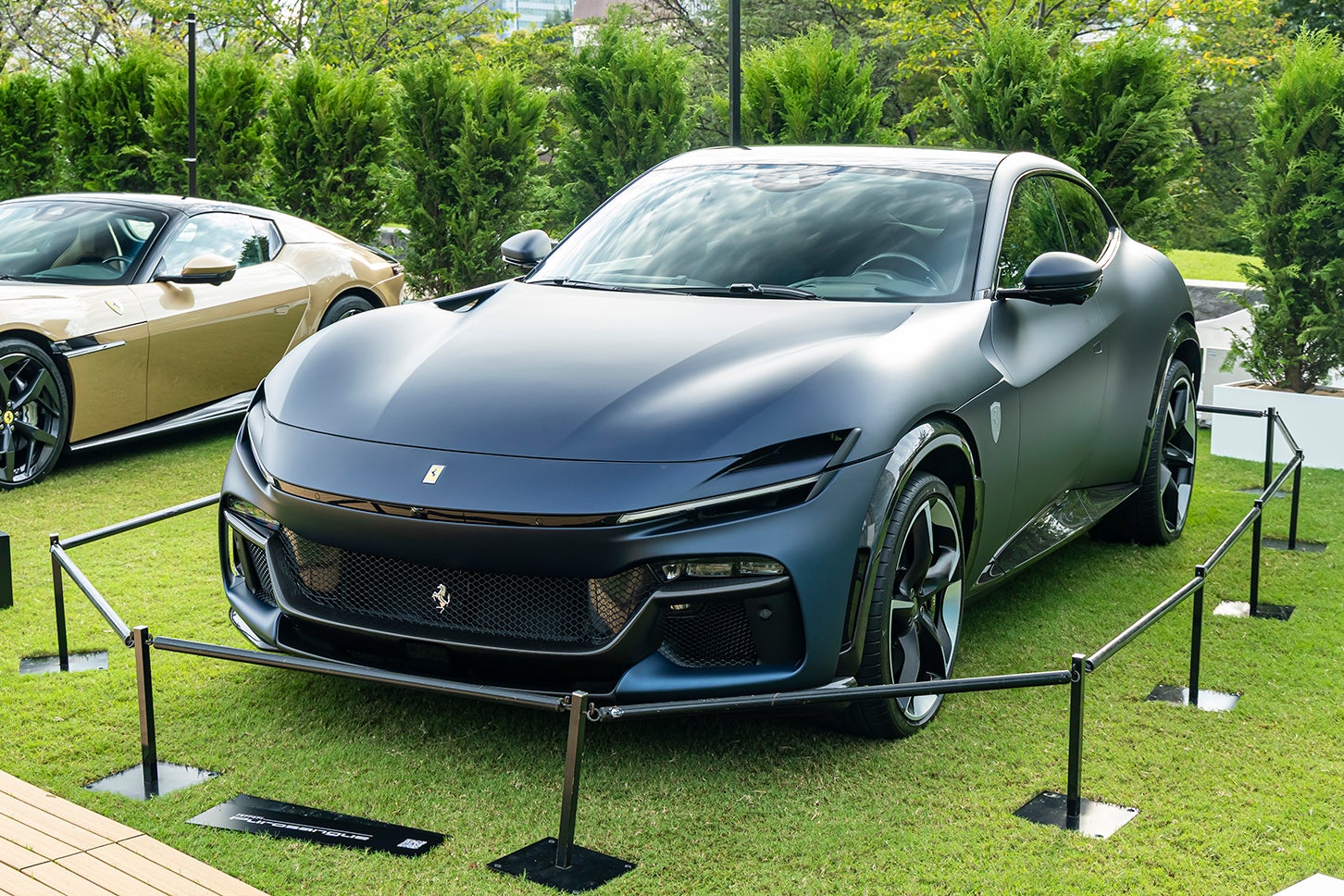 プロサングエ（2022年）｜フェラーリ初の4ドア4シーター。725psの自然吸気式6.5リッターV12を搭載する四輪駆動モデル