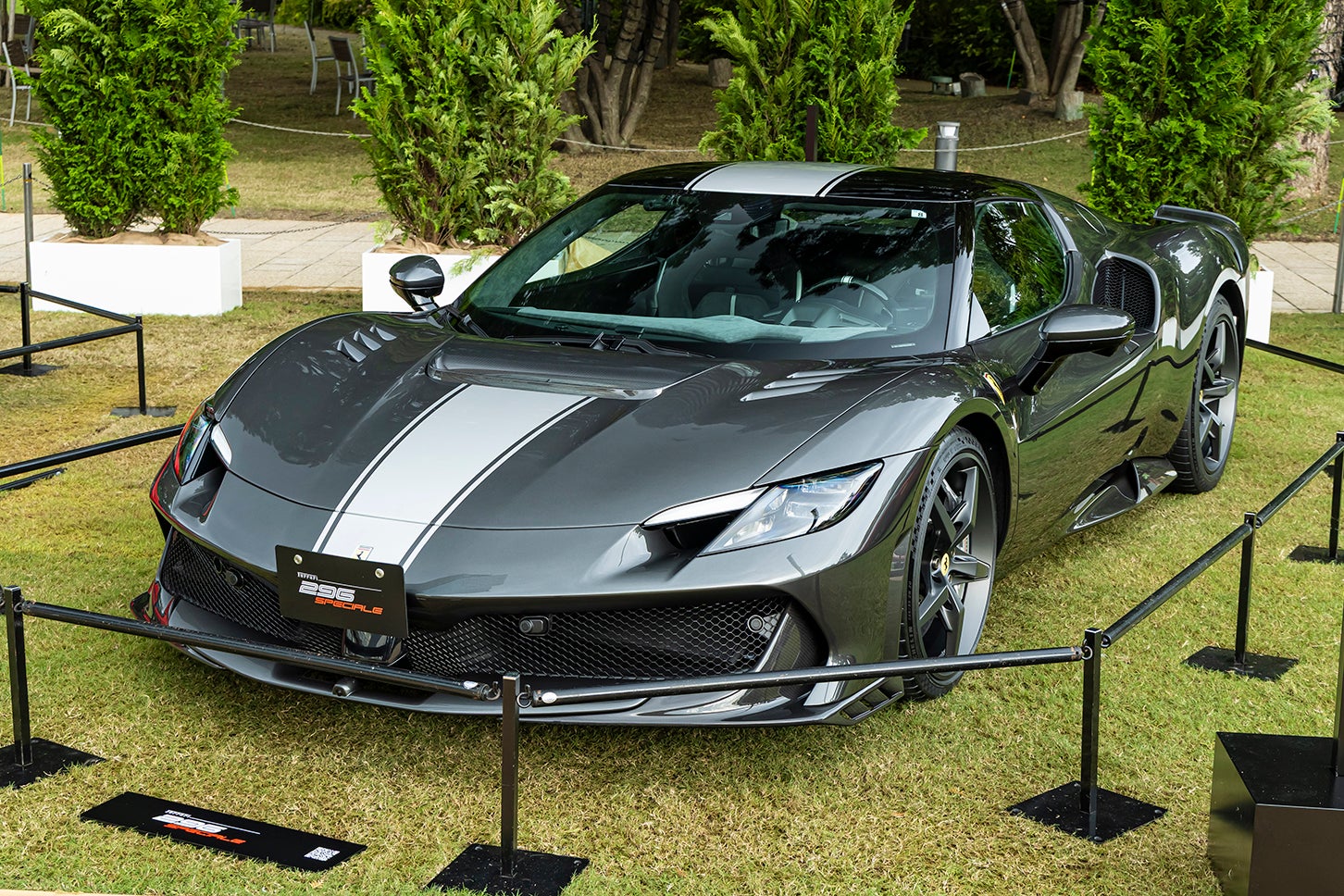 296スペチアーレ（2025年）｜296GTBをサーキット走行向けに進化させたモデル。3.0リッターv6ツインターボを組み合わせるPHEVモデルで、システム最高出力は880ps