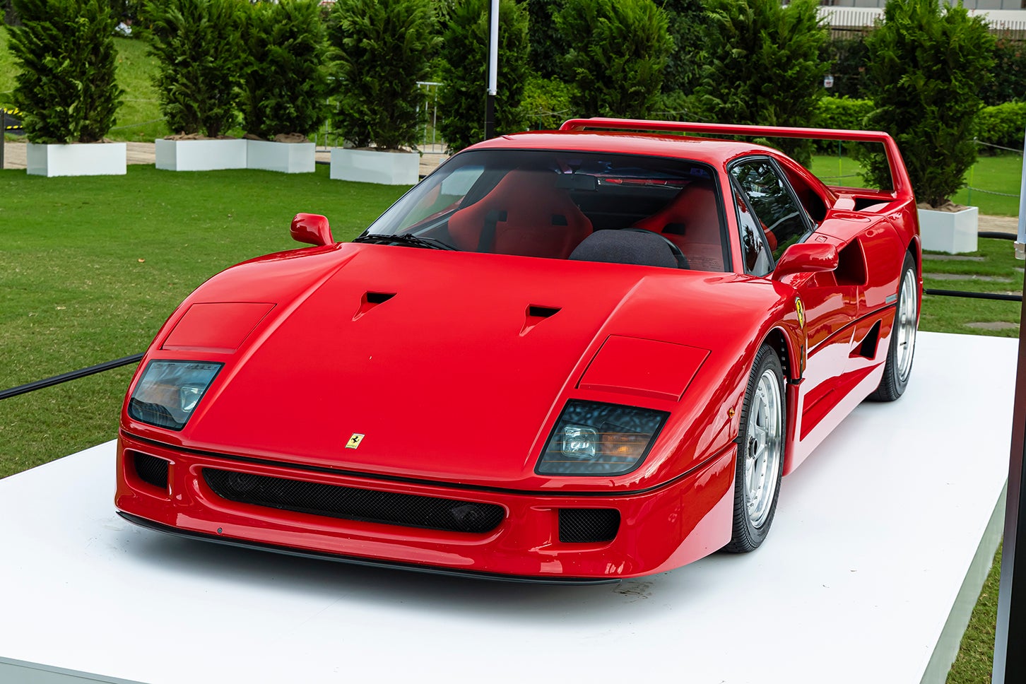 F40（1987年）｜フェラーリ初のロードカー誕生から40周年を記念して製作された、1980年代を象徴するスーパーカー。2.9リッターV8ツインターボは478psを発生し、最高速度は324km/hに達する