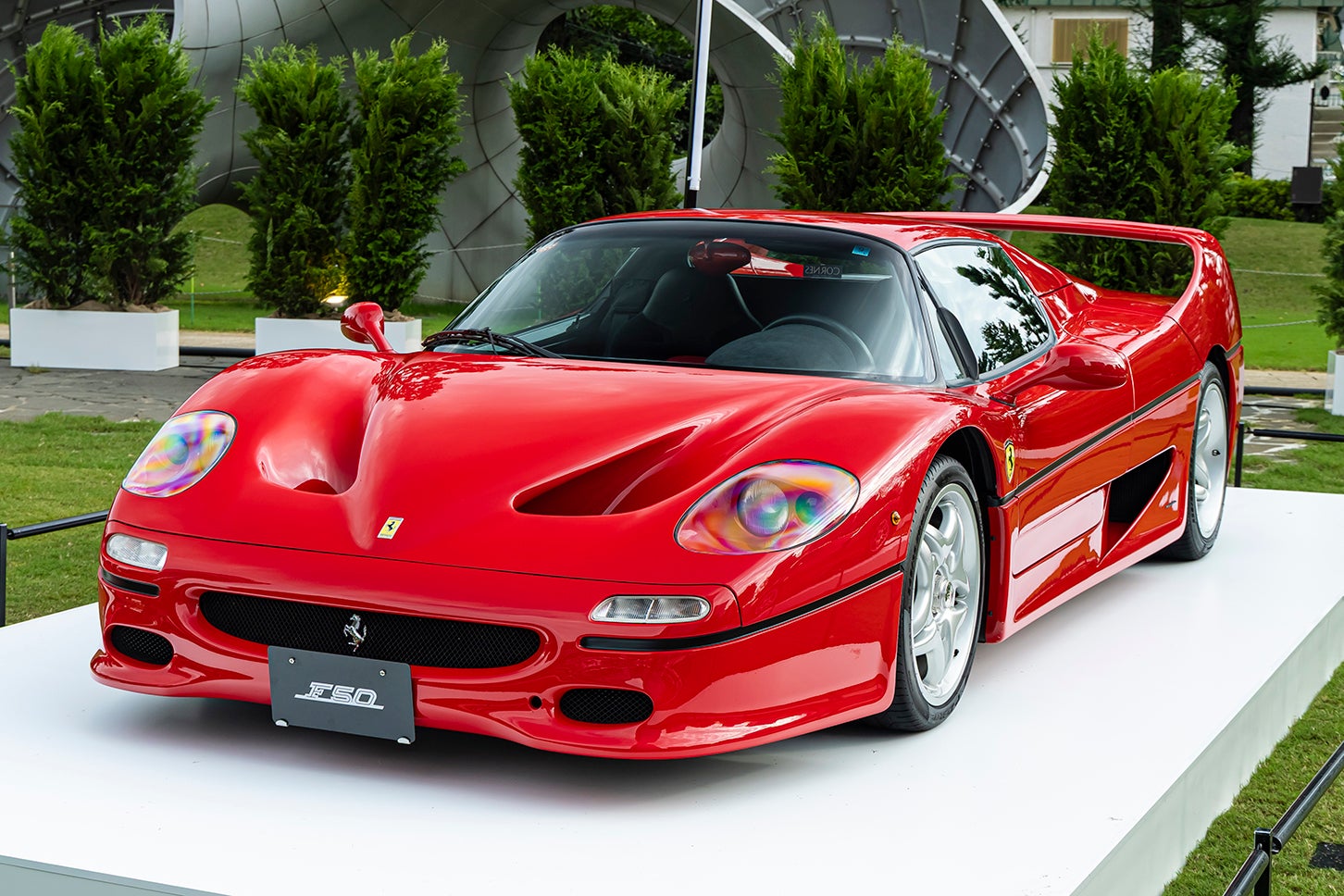 F50（1995年）｜カーボンモノコックにF1由来の自然吸気式4.7リッターV12（520ps）を搭載。レーシングマシンの感覚をもたらすために造られたクルマ