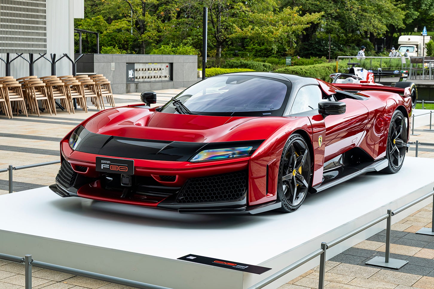 F80（2024年）｜フェラーリの最先端技術を結集し、新たな技術の時代を切り開くモデル。800Vハイブリッドドライブトレインは、3.0リッタ―V6ツインターボにMGU-K、MGU-H、電動フロントアクスルを組み合わせる。システム最高出力は1200ps