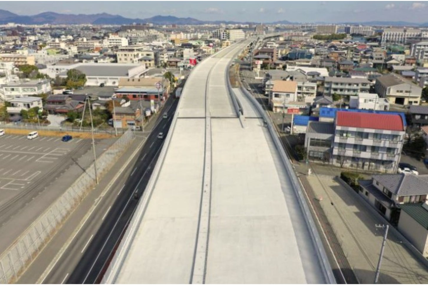 徳島市街の東部（海側）の南北バイパスとなる「徳島東環状道路」。今年11月には高架線の残り区間が完成予定だ