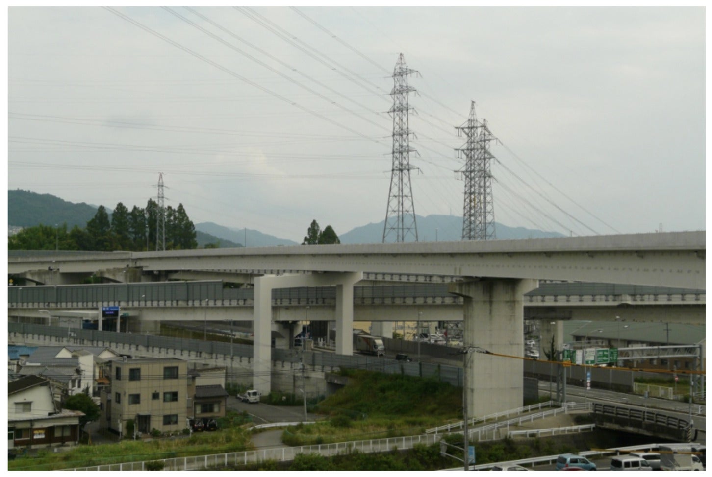 広島高速道路の高架橋と周辺の様子