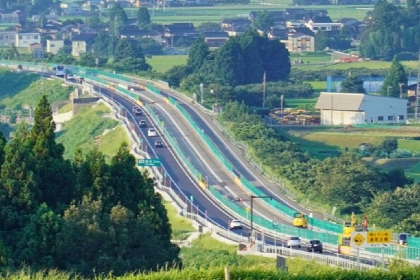 富山県内で北陸道に接続する東海北陸自動車道。金沢方面へショートカットするルートとして「金沢福光連絡道路」構想がある。