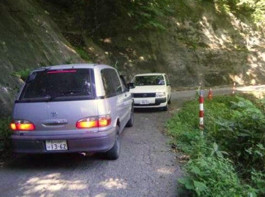 同じく県境越えを担う金沢井波線は、徐々に改良されて走りやすい道路になった。画像は改良前
