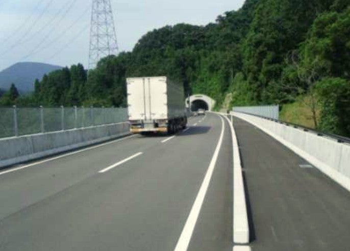 同じく県境越えを担う金沢井波線は、徐々に改良されて走りやすい道路になった。画像は改良前