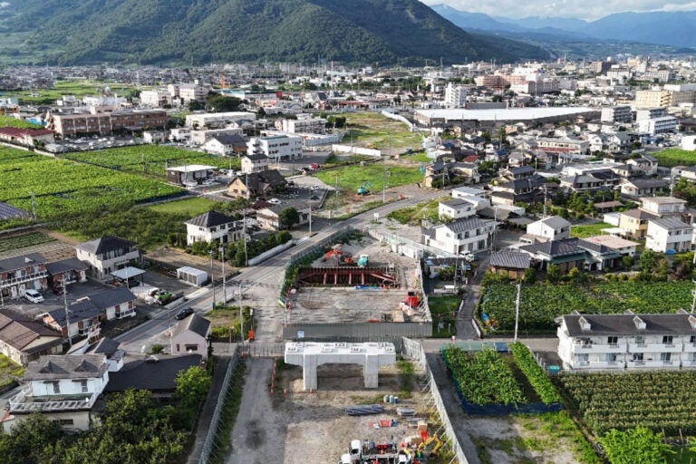 新⼭梨環状道路 東部区間の工事進捗状況。写真奥側に広瀬IC（仮）が整備される。2026年6月18日撮影