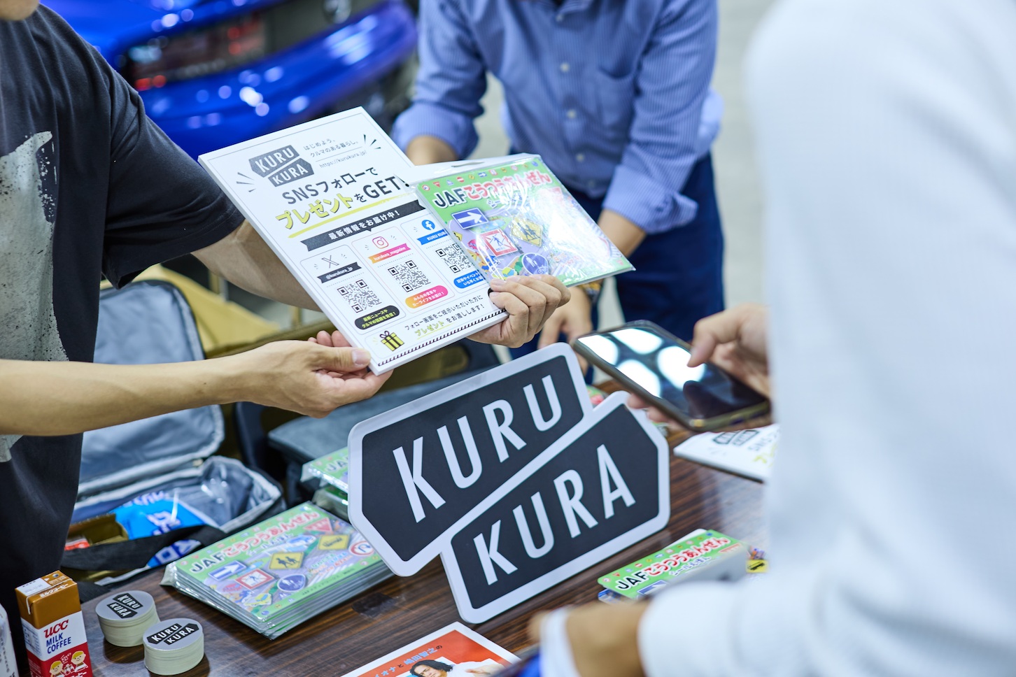 KURU KURAのブースでは、公式SNSをフォローしてくれた来場者に、コーヒーやステッカー、お子さん向けのシール絵本をプレゼントしました。今回新しく用意したステッカーも、ぜひ愛車やお気に入りの場所に貼ってくださいね！