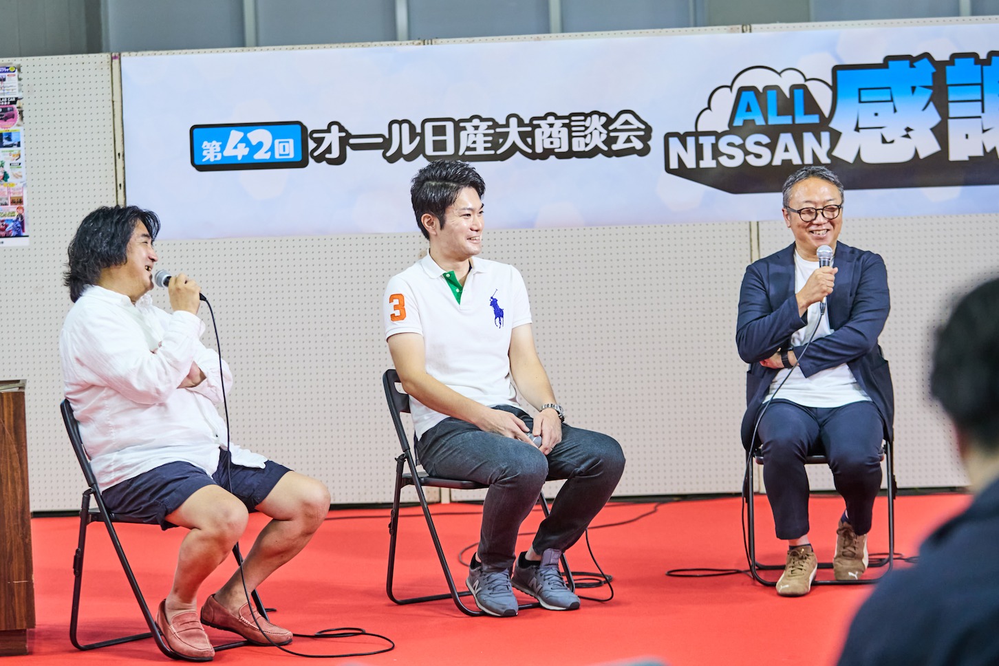 左から、嶋田智之さん、スカイラインGT-Rオーナーのハルさん、日産自動車で主にEVの技術開発に携わる南條隆志さん。プライベートでサーキットを走るほどのスポーツカー好きというハルさんに対し、南條さんはR35 GT-Rやリーフの開発にも携わった、運転性能テストのスペシャリストです。
