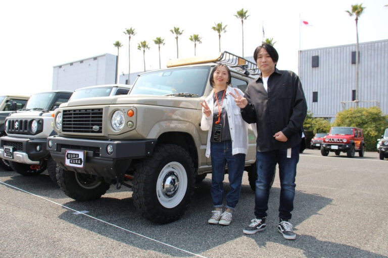 愛車のジムニーと、オーナーのai_koge_robinさん。旦那さんの愛車はジープ・ラングラーのサハラだそうです。