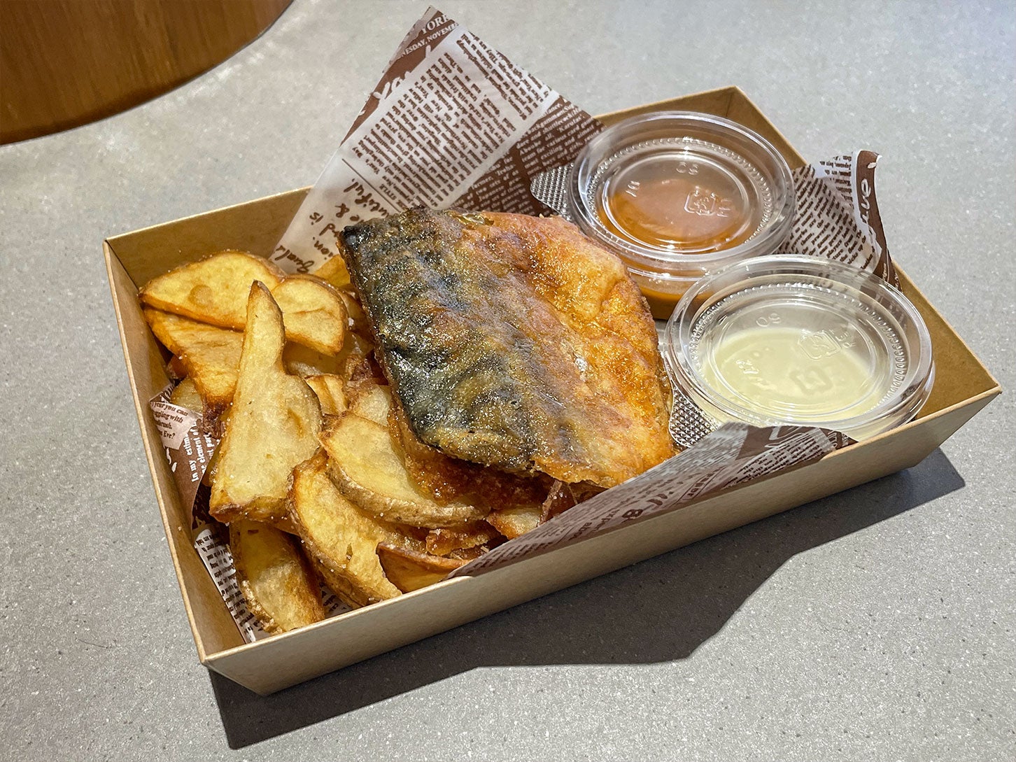 道の駅 若狭おばま｜小浜の伝統食「鯖の醤油干し」の竜田揚げと、ポテトフライにディップソースを添えた「obamaフィッシュ&チップス」