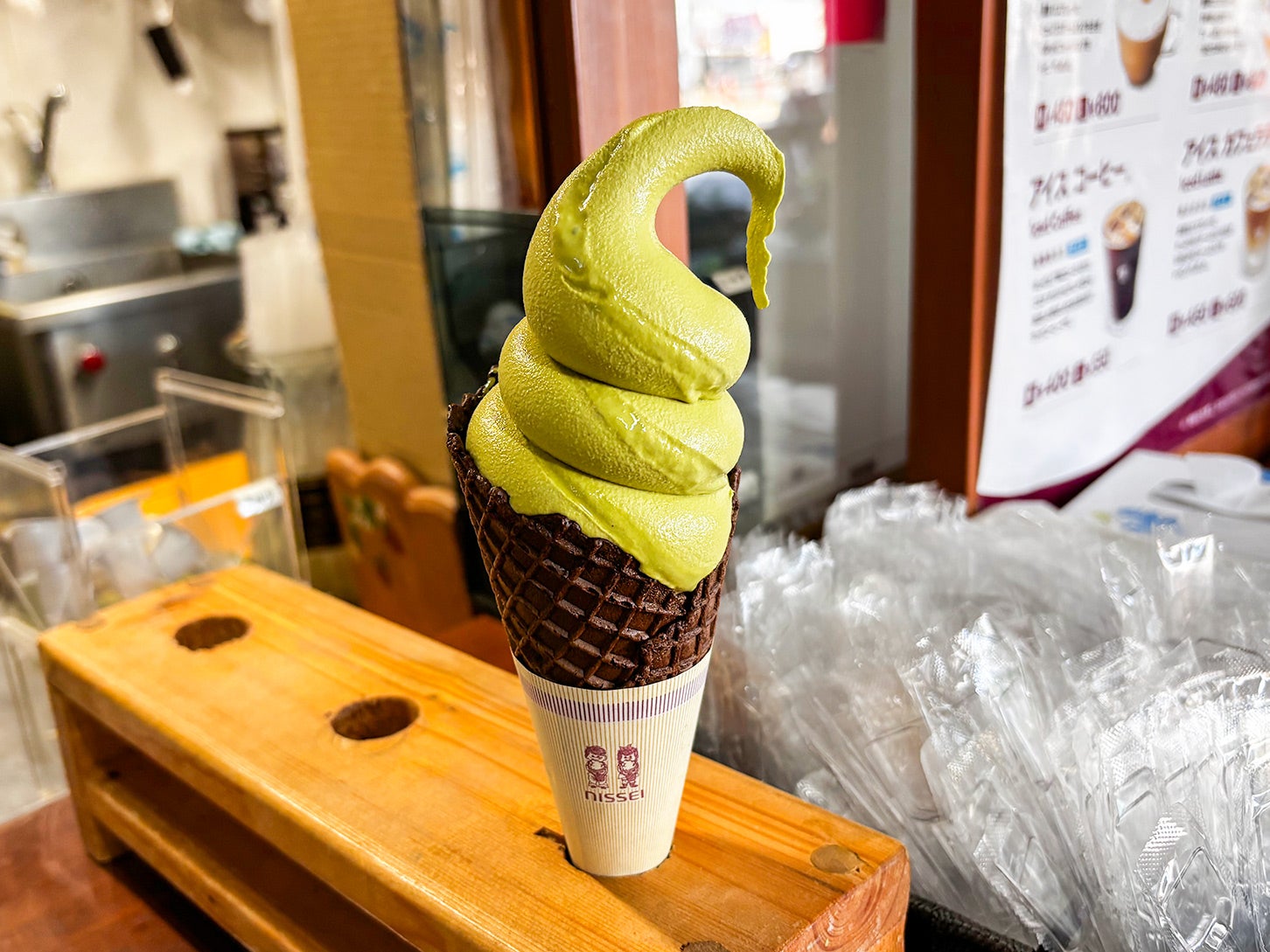 道の駅 彼杵の荘｜そのぎ茶を使ったソフトクリームは、濃厚な味わいに緑茶のほどよい苦みが加わり、絶妙なバランスでした