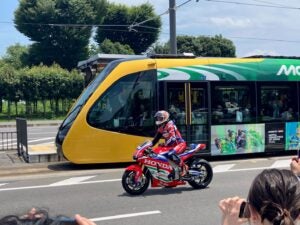 宇都宮LRTラッピング車両と並走する中上貴晶選手