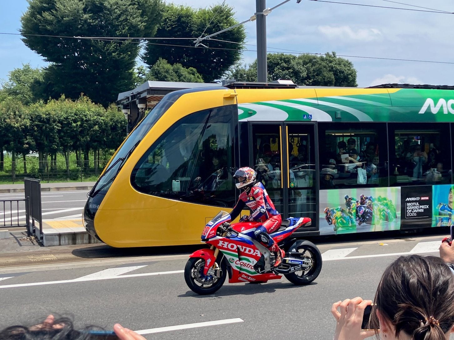 宇都宮LRTラッピング車両と並走する中上貴晶選手