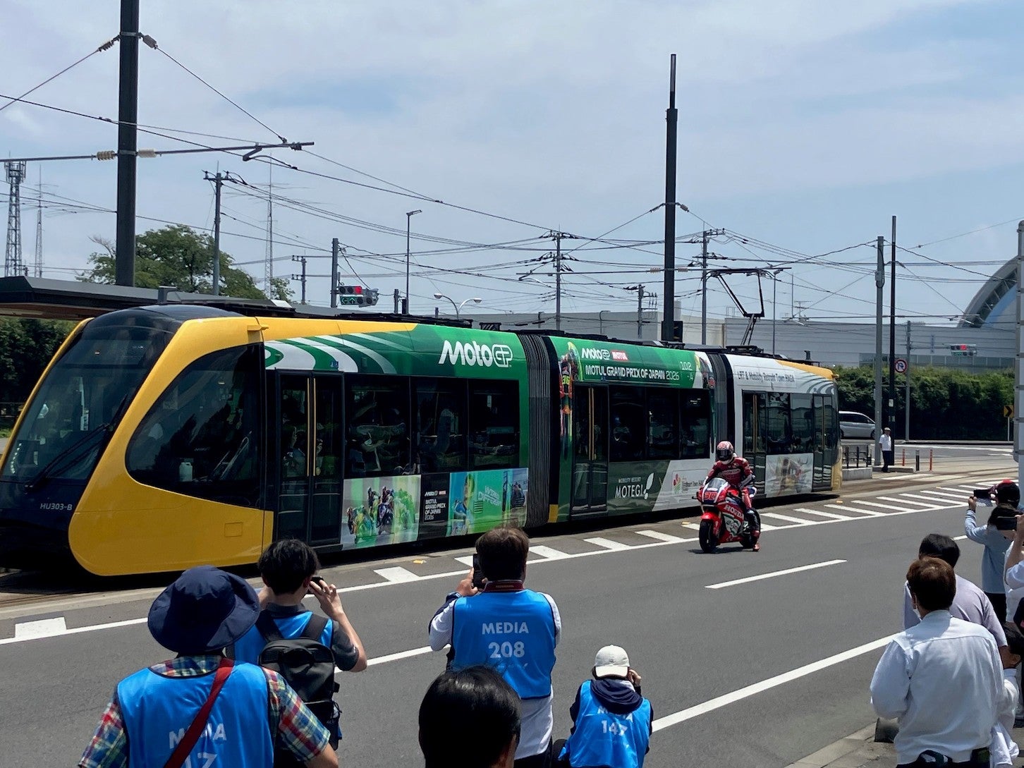 宇都宮LRTラッピング車両と並走する中上貴晶選手