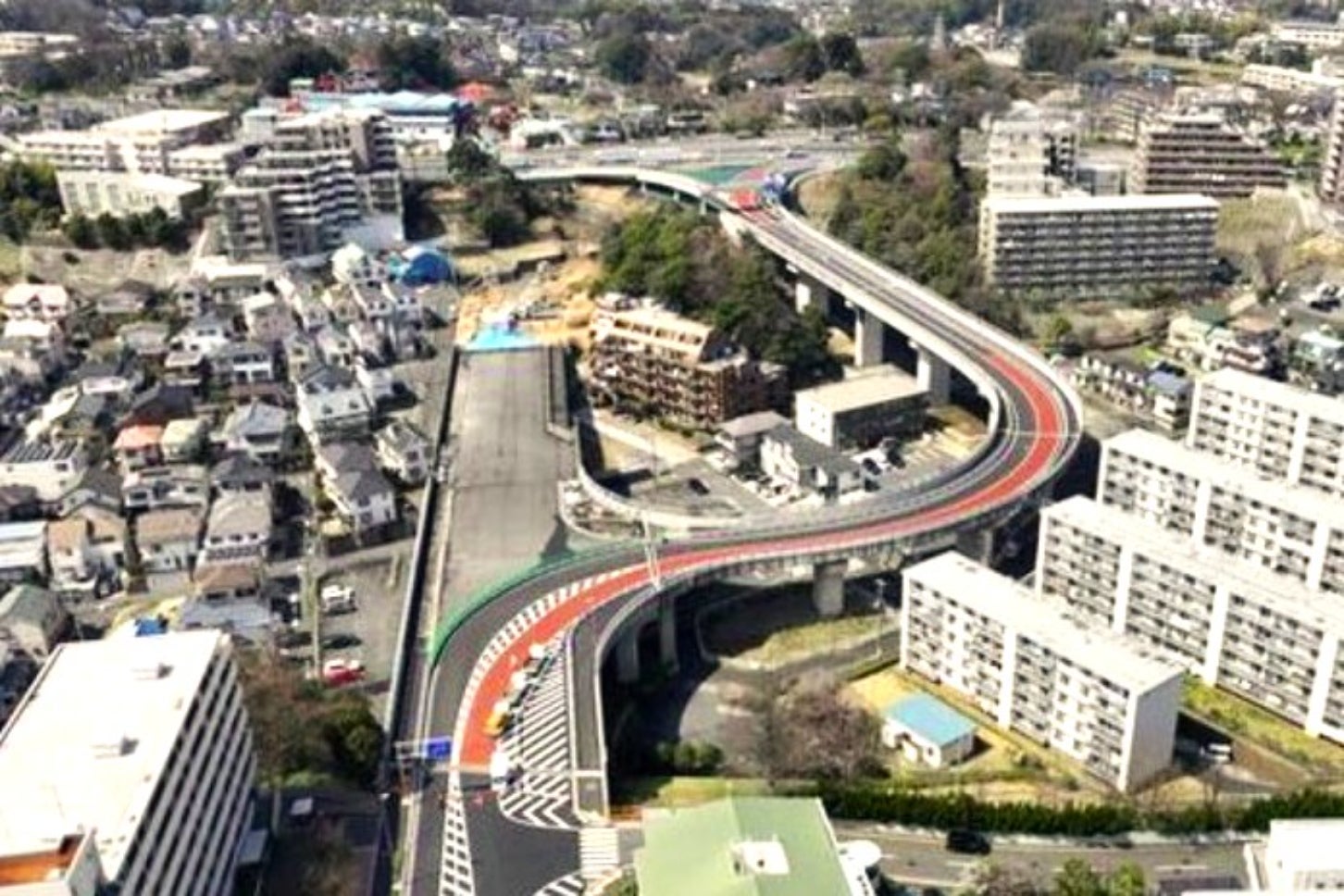 国道1号の戸塚区内に接続する環状3号線。東京方面へのランプが現在工事中だ