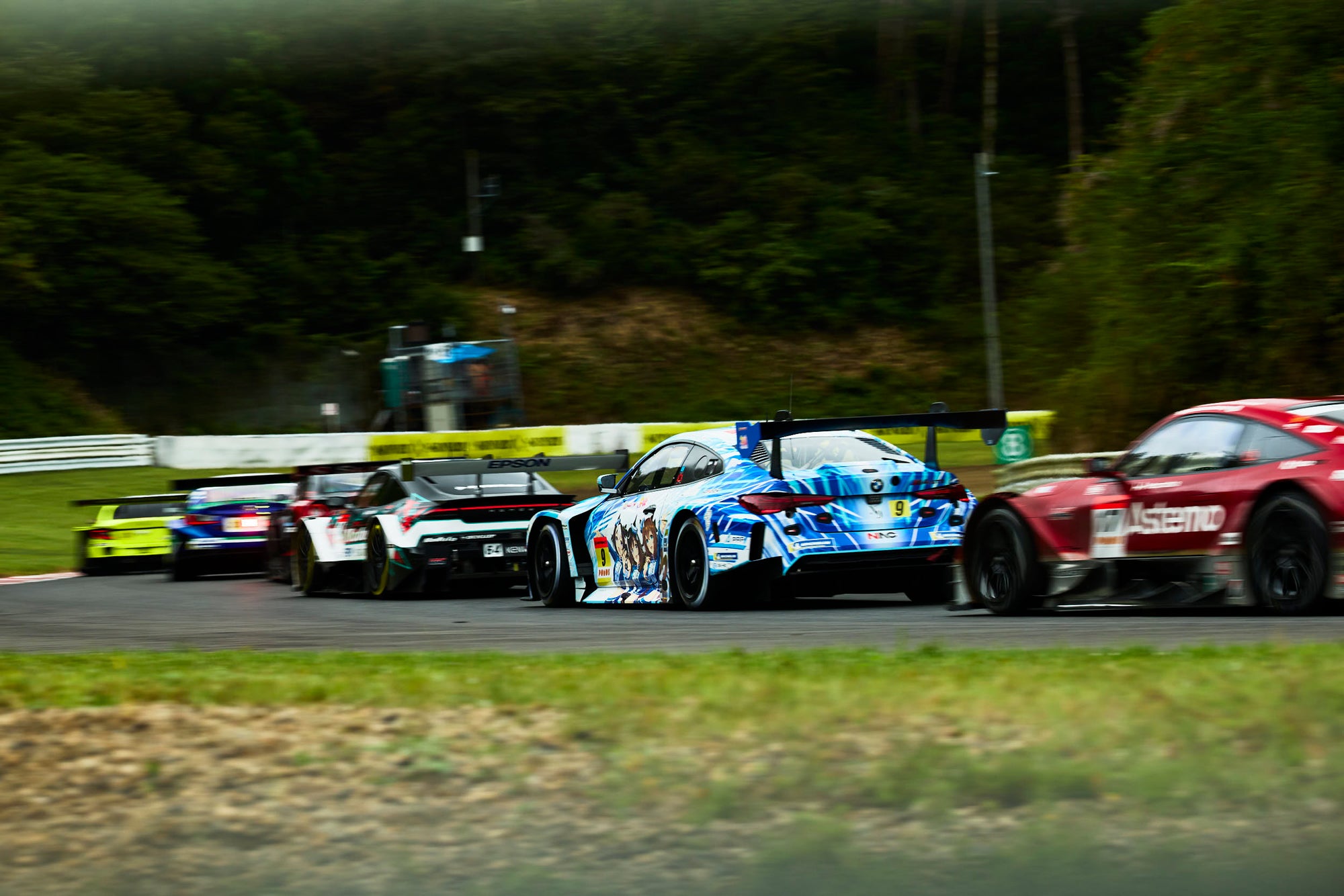大きく右に回り込む最終コーナーに入っていくスーパーGTの一団。まさにGT500クラスとGT300クラスが入り乱れる、SUGOの面白さを象徴するような1カットだ。