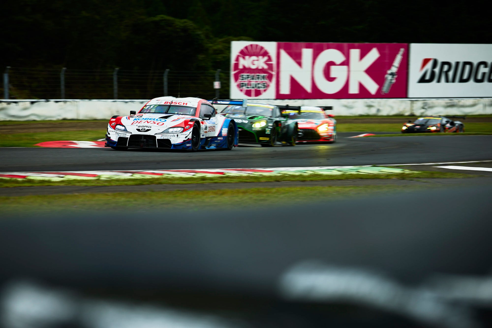 レース後半のGT500クラスで、目の覚めるような走りを見せた#39 DENSO KOBELCO SARD GR Supra。サッシャ・フェネストラズは10位からオーバーテイク劇を繰り広げ、2位まで浮上した。最後は燃料の不安もありペースを落としたが、大いに注目を集めた。